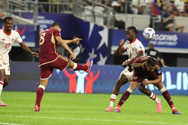 Venezuela s midfielder Tomas Rincon (C) vies for the ball with Canada™s midfielder Ismael Kone (2nd-R) during the Copa America USA 2024 quarterfinal match between Venezuela and Canada, at AT&T stadium in Arlington, TX, on July 5, 2024. ARLINGTON UNITED STATES Copyright: xALEJANDROxPAGNIx
