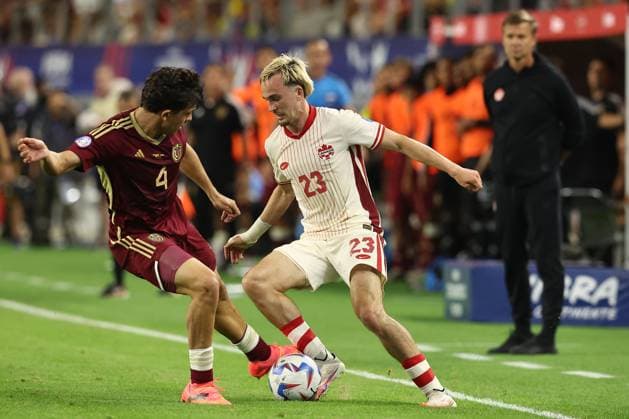 Canada™s forward Liam Millar (R) vies for the ball with Venezuela s defender Jon Aramburu during the Copa America USA 2024 quarterfinal match between Venezuela and Canada, at AT&T stadium in Arlington, TX, on July 5, 2024. ARLINGTON UNITED STATES Copyright: xALEJANDROxPAGNIx