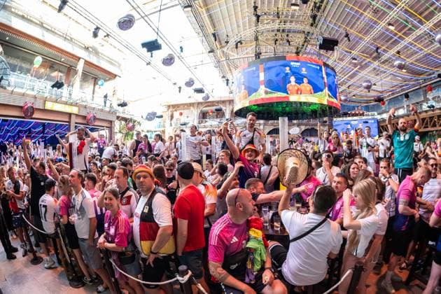 20240705 Euro 2024 PALMA, SPAIN - JULY 5 2024 : Fussball Fans am Ballermann at - Euro 2024 on July 5, 2024 in Palma, . Palma Baleares Spain