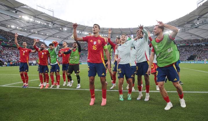 vorn Rodri, Fermin Lopez, Joselu, Fabian Ruiz, spanische Mannschaft jubelt fiert Sieg vor den Fans Fußball Fussball Europameisterschaft Euro 2024 EM Viertelfinale Herren Saison 2023 2024 05.07.2024 Spanien ESP vs. Deutschland GER in Stuttgart DFL regulations prohibit any use of photographs as image sequences and or quasi-video.