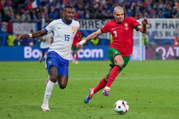 UEFA EURO, EM, Europameisterschaft,Fussball 2024: Portugal - Frankreich; 05.07.2024 Marcus Thuram (Frankreich, 15) im Zweikampf mit Pepe (Portugal, 3). UEFA EURO 2024: Viertelfinale: Portugal - Frankreich; Volksparkstadion Hamburg, Hamburg am 05.07.2024 Copyright: xBEAUTIFULxSPORTS Meuselx