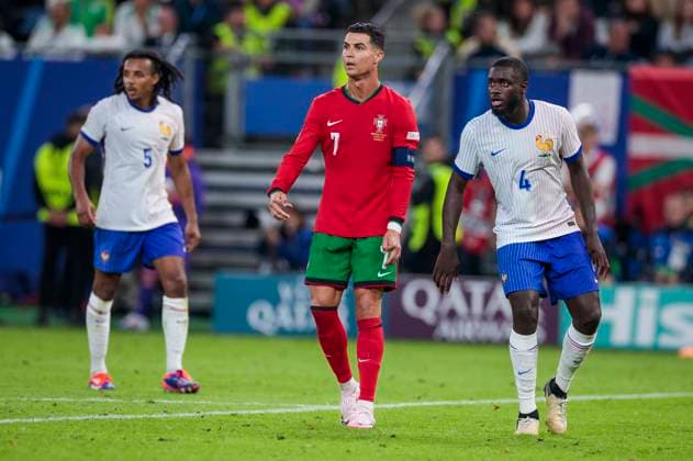UEFA EURO, EM, Europameisterschaft,Fussball 2024: Portugal - Frankreich; 05.07.2024 Cristiano Ronaldo (Portugal, 7), Dayot Upamecano (Frankreich, 4). UEFA EURO 2024: Viertelfinale: Portugal - Frankreich; Volksparkstadion Hamburg, Hamburg am 05.07.2024 Copyright: xBEAUTIFULxSPORTS Meuselx