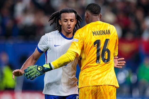 UEFA EURO, EM, Europameisterschaft,Fussball 2024: Portugal - Frankreich; 05.07.2024 Jules Kounde (Frankreich, 5) jubelt mit Mike Maignan (Frankreich, 16). UEFA EURO 2024: Viertelfinale: Portugal - Frankreich; Volksparkstadion Hamburg, Hamburg am 05.07.2024 Copyright: xBEAUTIFULxSPORTS Meuselx