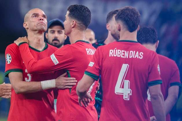UEFA EURO, EM, Europameisterschaft,Fussball 2024: Portugal - Frankreich; 05.07.2024 Cristiano Ronaldo (Portugal, 7) tröstet Pepe (Portugal, 3). UEFA EURO 2024: Viertelfinale: Portugal - Frankreich; Volksparkstadion Hamburg, Hamburg am 05.07.2024 Copyright: xBEAUTIFULxSPORTS Meuselx