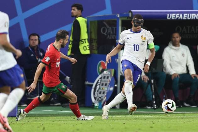 Kylian Mbappe (France) Bernardo Silva (Portugal) during the UEFA EURO, EM, Europameisterschaft,Fussball Germany 2024 match between Portugal 4-5 France at Volkspakstadion on July 05, 2024 in Hamburg , Germany. Noxthirdxpartyxsales  (258789816)