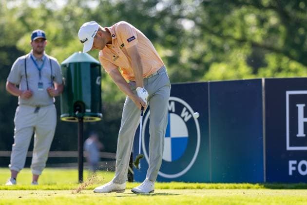 Jeremy Paul schlaegt ab. Gras und Golfball fliegt, BMW International Open 2024, Golf, 06.07.2024 Muenchen Bayern Deutschland