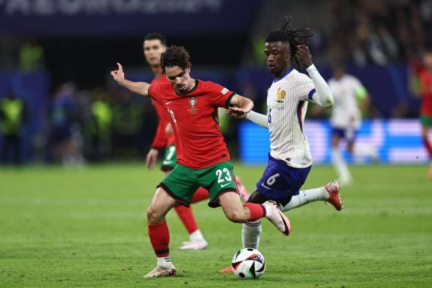 Vitinha Machado Ferreira (Portugal)Eduardo Camavinga (France) during the UEFA EURO, EM, Europameisterschaft,Fussball Germany 2024 match between Portugal 4-5 France at Volkspakstadion on July 05, 2024 in Hamburg , Germany. Noxthirdxpartyxsales  (258789886)