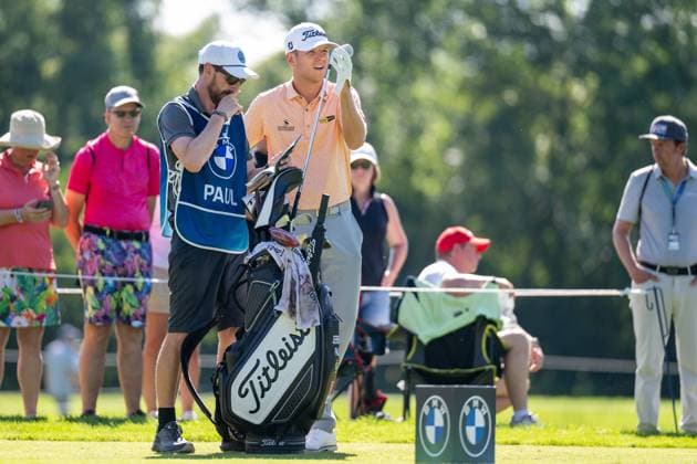 Jeremy Paul mit seinem Caddy, waehlt das richtige Eisen, BMW International Open 2024, Golf, 06.07.2024 Muenchen Bayern Deutschland