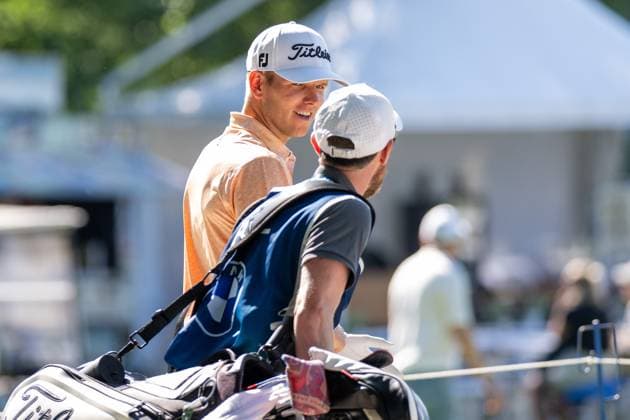 Jeremy Paul unterhaelt sich mit seinem Caddy, BMW International Open 2024, Golf, 06.07.2024 Muenchen Bayern Deutschland