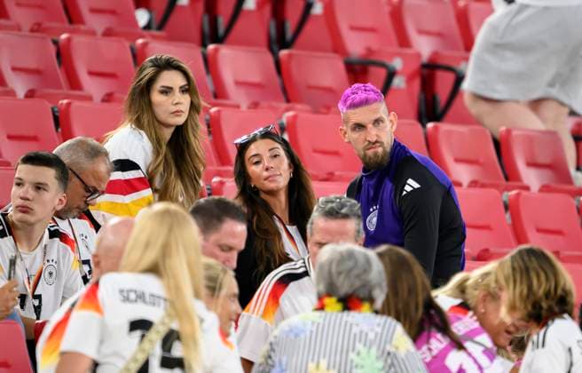 Robert ANDRICH (GER) mit Familie und Freunden nach dem SPiel, Viertelfinale, Match M45, Spanien (ESP) - Deutschland (GER) 2:1 n.V., am 05.07.2024 in Stuttgart Deutschland. Fussball Europameisterschaft 2024 vom 14.06. - 14.07.2024 in Deutschland. Â