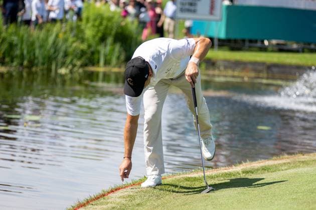 Martin Kaymer markiert den Punkt, an dem er den Golfball im See versenkt hat., BMW International Open 2024, Golf, 06.07.2024 Muenchen Bayern Deutschland