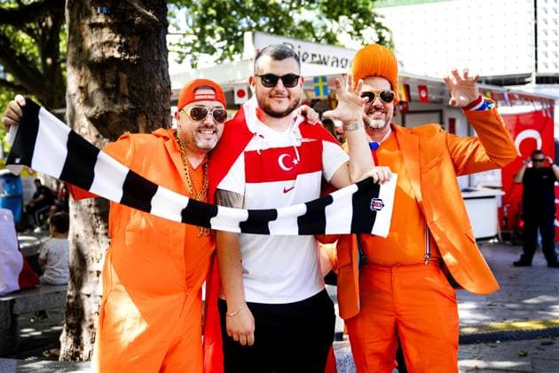 BERLIN - Dutch supporters and Turkey supporters on the day of the European Championship, EM, Europameisterschaft quarter-final between the Netherlands and Turkey. ANP RAMON VAN FLYMEN xVIxANPxSportx xxANPxIVx 502881294 originalFilename: 502881294.jpg