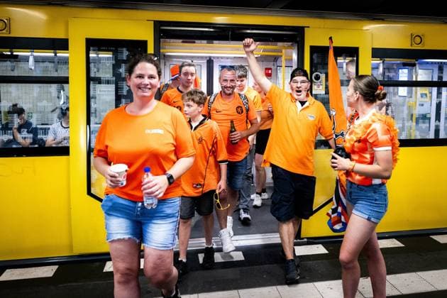 BERLIN - Dutch supporters on the day of the European Championship, EM, Europameisterschaft quarter-final between the Netherlands and Turkey. ANP RAMON VAN FLYMEN xVIxANPxSportx xxANPxIVx 502881324 originalFilename: 502881324.jpg