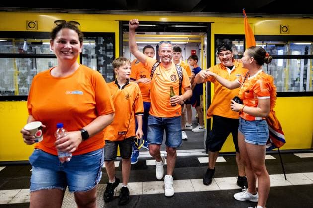 BERLIN - Dutch supporters on the day of the European Championship, EM, Europameisterschaft quarter-final between the Netherlands and Turkey. ANP RAMON VAN FLYMEN xVIxANPxSportx xxANPxIVx 502881338 originalFilename: 502881338.jpg