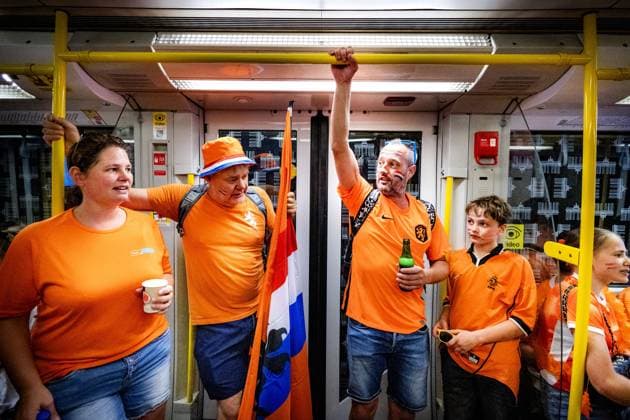 BERLIN - Dutch supporters on the day of the European Championship, EM, Europameisterschaft quarter-final between the Netherlands and Turkey. ANP RAMON VAN FLYMEN xVIxANPxSportx xxANPxIVx 502881458 originalFilename: 502881458.jpg