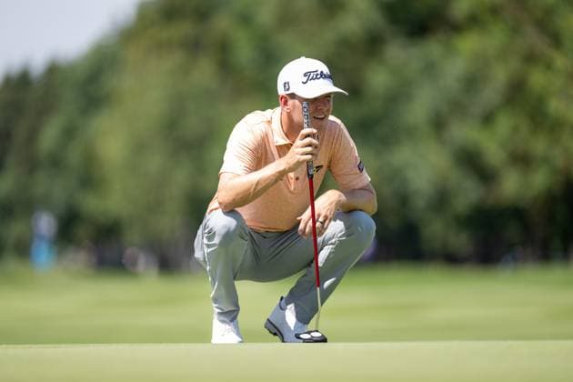 Jeremy Paul analysiert das Green, BMW International Open 2024, Golf, 06.07.2024 Muenchen Bayern Deutschland