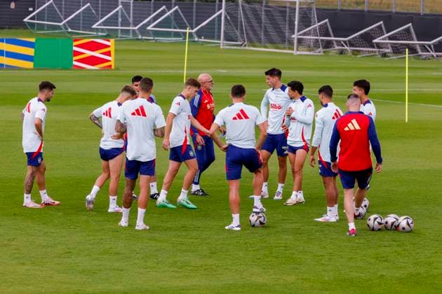 Spain s head coach Luis De la Fuente (c) leads a team s training session in Donaueschingen, Germany, 06 July 2024.. Spain will face France in their Euro2024 semi-final soccer match on 09 July. Spain s training session !ACHTUNG: NUR REDAKTIONELLE NUTZUNG!  Copyright: xJ.J.xGuillenx GRAF2612 20240706-55014076904008_1008