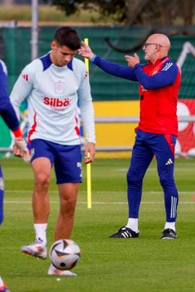 Spain s head coach Luis De la Fuente leads a team s training session in Donaueschingen, Germany, 06 July 2024.. Spain will face France in their Euro2024 semi-final soccer match on 09 July. Spain s training session !ACHTUNG: NUR REDAKTIONELLE NUTZUNG!  Copyright: xJ.J.xGuillenx GRAF2615 20240706-55014076938_1
