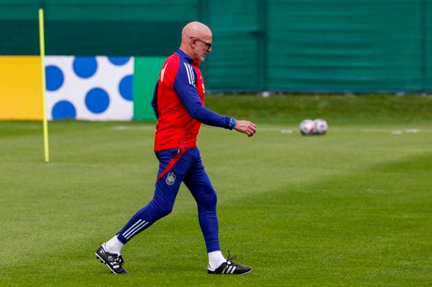 Spain s head coach Luis De la Fuente leads a team s training session in Donaueschingen, Germany, 06 July 2024.. Spain will face France in their Euro2024 semi-final soccer match on 09 July. Spain s training session !ACHTUNG: NUR REDAKTIONELLE NUTZUNG!  Copyright: xJ.J.xGuillenx GRAF2611 20240706-55014076939_1