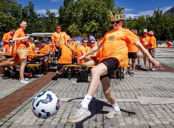 BERLIN - Dutch supporters on the day of the European Championship, EM, Europameisterschaft quarter-final between the Netherlands and Turkey. ANP RAMON VAN FLYMEN xVIxANPxSportx xxANPxIVx 502882921 originalFilename: 502882921.jpg