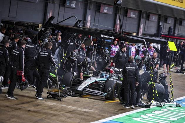 63 RUSSELL George (gbr), Mercedes AMG F1 Team W15, action, pitlane, mechanic, mecanicien, mechanics during the Formula 1 Qatar Airways British Grand Prix 2024, 12th round of the 2024 Formula One World Championship, WM, Weltmeisterschaft from July 5 to 7, 2024 on the Silverstone Circuit, in Silverstone, United Kingdom - F1 - BRITISH GRAND PRIX 2024 DPPI Panoramic  240706_R12_GRAN_BRETAGNA_DP_EA018988