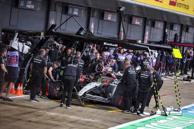 44 HAMILTON Lewis (gbr), Mercedes AMG F1 Team W15, action, pitlane, mechanic, mecanicien, mechanics during the Formula 1 Qatar Airways British Grand Prix 2024, 12th round of the 2024 Formula One World Championship, WM, Weltmeisterschaft from July 5 to 7, 2024 on the Silverstone Circuit, in Silverstone, United Kingdom - F1 - BRITISH GRAND PRIX 2024 DPPI Panoramic  240706_R12_GRAN_BRETAGNA_DP_EA019034
