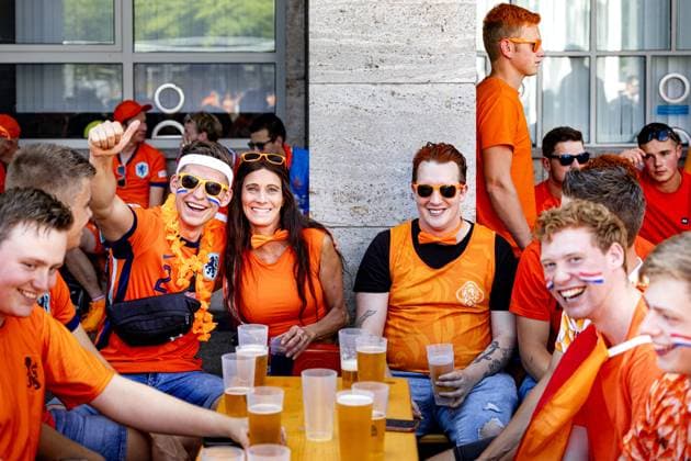BERLIN - Dutch supporters on the day of the European Championship, EM, Europameisterschaft quarter-final between the Netherlands and Turkey. ANP RAMON VAN FLYMEN xVIxANPxSportx xxANPxIVx 502884595 originalFilename: 502884595.jpg
