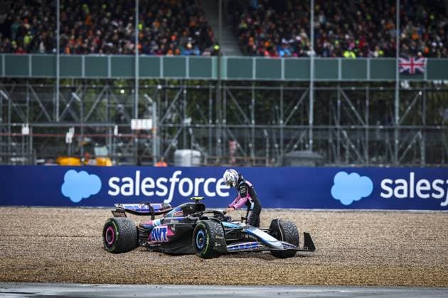 10 GASLY Pierre (fra), Alpine F1 Team A524, action, after a crash on gravel during the Formula 1 Qatar Airways British Grand Prix 2024, 12th round of the 2024 Formula One World Championship, WM, Weltmeisterschaft from July 5 to 7, 2024 on the Silverstone Circuit, in Silverstone, United Kingdom - F1 - BRITISH GRAND PRIX 2024 DPPI Panoramic  240706_R12_GRAN_BRETAGNA_DP_XB3_5610