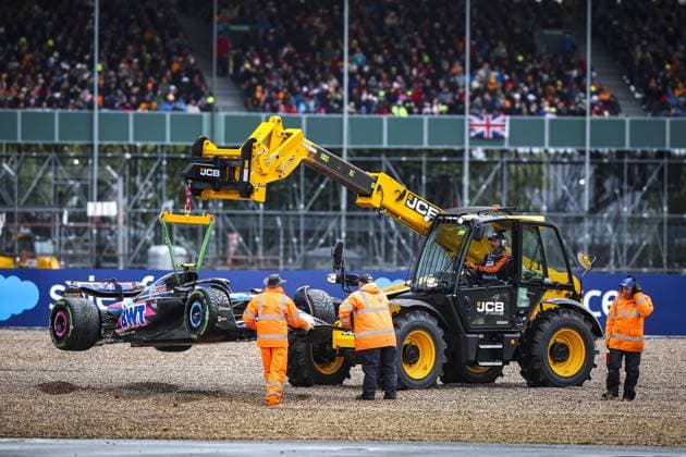 10 GASLY Pierre (fra), Alpine F1 Team A524, action after a crash, accident, on gravel, marshall, commissaire de piste, marshal, marshalls, marshals during the Formula 1 Qatar Airways British Grand Prix 2024, 12th round of the 2024 Formula One World Championship, WM, Weltmeisterschaft from July 5 to 7, 2024 on the Silverstone Circuit, in Silverstone, United Kingdom - F1 - BRITISH GRAND PRIX 2024 DPPI Panoramic  240706_R12_GRAN_BRETAGNA_DP_XB3_5669