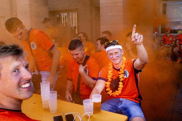 BERLIN - Dutch supporters on the day of the European Championship, EM, Europameisterschaft quarter-final between the Netherlands and Turkey. ANP RAMON VAN FLYMEN xVIxANPxSportx xxANPxIVx 502884891 originalFilename: 502884891.jpg