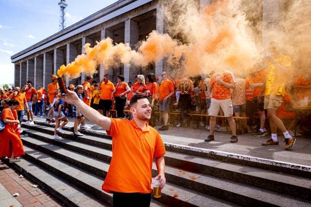 BERLIN - Dutch supporters on the day of the European Championship, EM, Europameisterschaft quarter-final between the Netherlands and Turkey. ANP RAMON VAN FLYMEN xVIxANPxSportx xxANPxIVx 502885961 originalFilename: 502885961.jpg