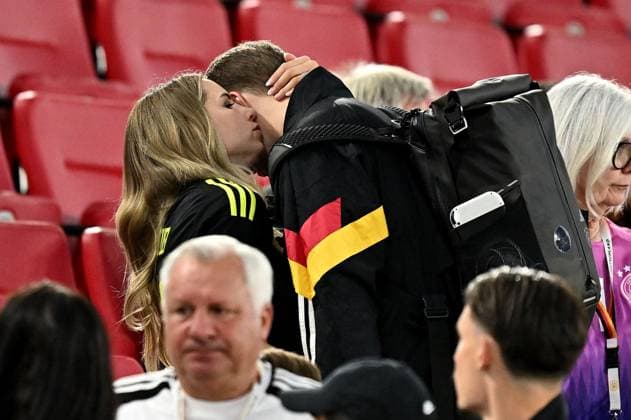 05.07.2024, xscotx, Fussball EM 2024 Viertelfinale, Spanien - Deutschland, emspor, v.l. Anika Bissel (Frau Ehefrau Partnerin von Torwart Manuel Neuer) küsst kuesst Kuss Manuel Neuer (Deutsche Fussball Nationalmannschaft DFB) Stuttgart *** 05 07 2024, xscotx, European Football Championship 2024 quarterfinals, Spain Germany, emspor, v l Anika Bissel wife partner of goalkeeper Manuel Neuer kisses kisses kisses kisses Manuel Neuer German national football team DFB Stuttgart