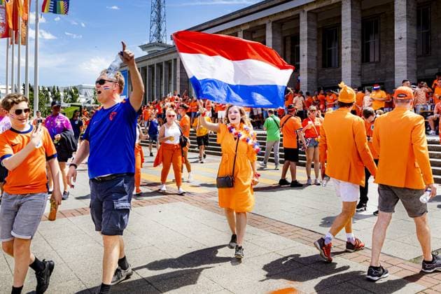 BERLIN - Dutch supporters on the day of the European Championship, EM, Europameisterschaft quarter-final between the Netherlands and Turkey. ANP RAMON VAN FLYMEN xVIxANPxSportx xxANPxIVx 502886126 originalFilename: 502886126.jpg