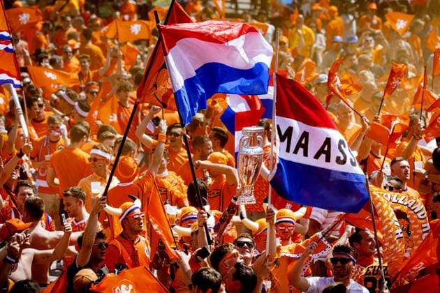 BERLIN - Dutch supporters on the day of the European Championship, EM, Europameisterschaft quarter-final between the Netherlands and Turkey. ANP RAMON VAN FLYMEN xVIxANPxSportx xxANPxIVx 502887056 originalFilename: 502887056.jpg