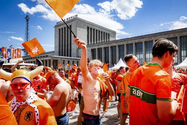 BERLIN - Dutch supporters on the day of the European Championship, EM, Europameisterschaft quarter-final between the Netherlands and Turkey. ANP RAMON VAN FLYMEN xVIxANPxSportx xxANPxIVx 502887161 originalFilename: 502887161.jpg