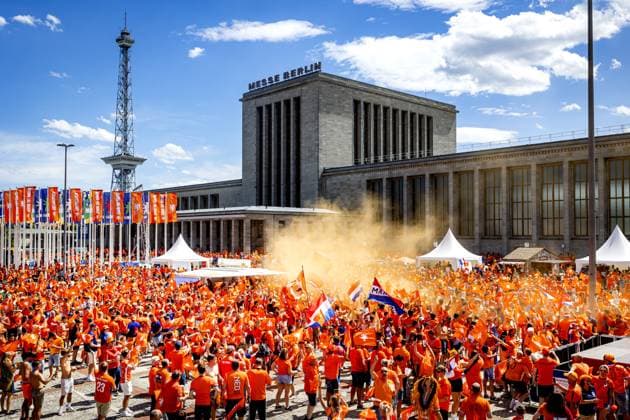 Sport Bilder des Tages BERLIN - Dutch supporters on the day of the European Championship, EM, Europameisterschaft quarter-final between the Netherlands and Turkey. ANP RAMON VAN FLYMEN xVIxANPxSportx xxANPxIVx 502887205 originalFilename: 502887205.jpg