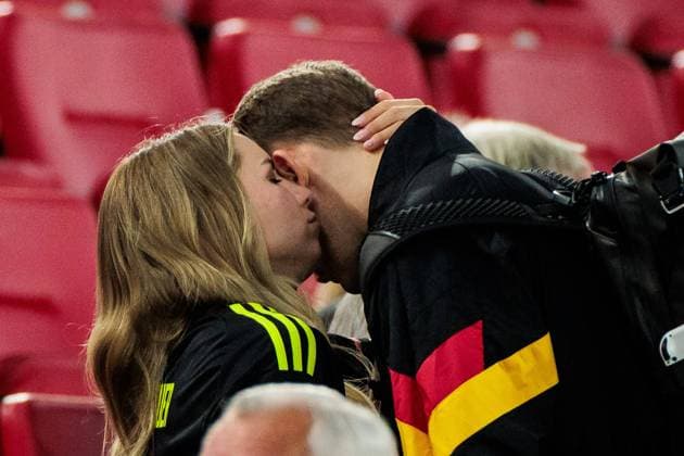 UEFA EURO, EM, Europameisterschaft,Fussball 2024: Spanien - Deutschland; 05.07.2024 Manuel Neuer (Deutschland, 1) mit Frau Anika Bissel, Umarmung UEFA EURO 2024: Spanien - Deutschland; Stuttgart Arena, Stuttgart am 05.07.2024 Copyright: xBEAUTIFULxSPORTS Wunderlx