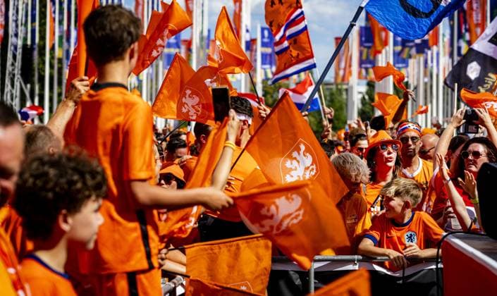 BERLIN - Dutch supporters on the day of the European Championship, EM, Europameisterschaft quarter-final between the Netherlands and Turkey. ANP RAMON VAN FLYMEN xVIxANPxSportx xxANPxIVx 502893154 originalFilename: 502893154.jpg