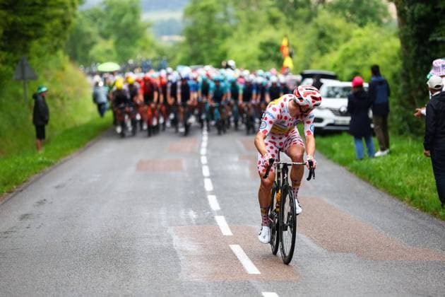 Sport Bilder des Tages Norwegian Jonas Abrahamsen of Uno-X Mobility pictured getting caught by the peloton during stage 8 of the 2024 Tour de France cycling race, from Semur-en-Auxois to Colombey-les-Deux-Eglises, France (183,4 km) on Saturday 06 July 2024. The 111th edition of the Tour de France starts on Saturday 29 June and will finish in Nice, France on 21 July. POOLxLUCAxBETTINI  x95956221x