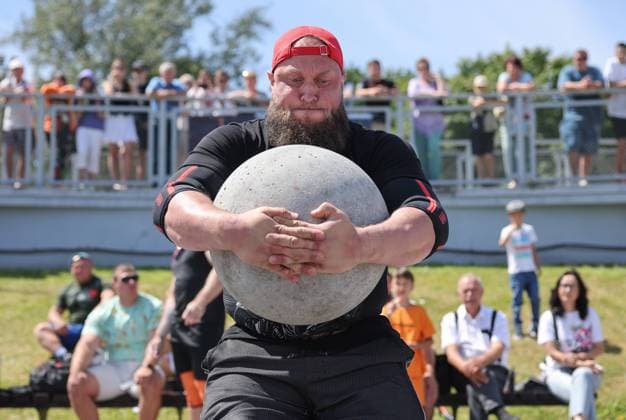 Bilder des Jahres 2024, Sport 07 Juli Sport Themen der Woche KW27 Sport Bilder des Tages RUSSIA, KALININGRAD - JULY 6, 2024: A man competes in the Russian Northwest Federal District Strongman Tournament. Vitaly Nevar TASS  71834541