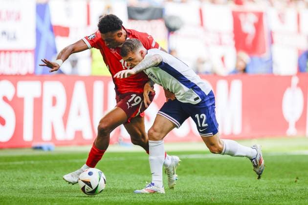 DUSSELDORF, Dusseldorf Arena ,06-07-2024 , European Football Championship Euro2024, round of 8 match no.48 between England and Switzerland, (L-R) Switzerland player Dan Ndoye, England player Kieran Trippier England - Switzerland (Euro2024)  x25694423x Copyright: