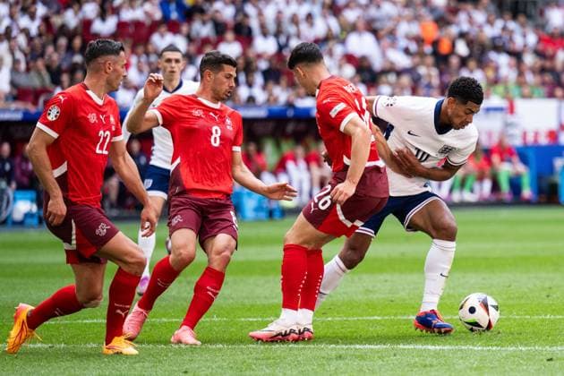 240706 Fabian Rieder of Switzerland and Jude Bellingham of England during the UEFA EURO, EM, Europameisterschaft,Fussball 2024 Football Championship quarterfinal between England and Switzerland on July 6, 2024 in Düsseldorf. Photo: Mathias Bergeld BILDBYRAN kod MB MB0943 fotboll football soccer fotball fotbolls-em europamästerskap em uefa euro uefa european football championship euro 2024 kvartsfinal quarterfinal quarterfinals england schweiz switzerland bbeng Copyright: MATHIASxBERGELD BB240706MB032