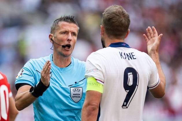 240706 Referee Daniele Orsato with Harry Kane of England during the UEFA EURO, EM, Europameisterschaft,Fussball 2024 Football Championship quarterfinal between England and Switzerland on July 6, 2024 in Düsseldorf. Photo: Mathias Bergeld BILDBYRAN kod MB MB0943 fotboll football soccer fotball fotbolls-em europamästerskap em uefa euro uefa european football championship euro 2024 kvartsfinal quarterfinal quarterfinals england schweiz switzerland bbeng Copyright: MATHIASxBERGELD BB240706MB036