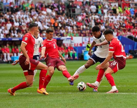 England v Switzerland UEFA EURO, EM, Europameisterschaft,Fussball 2024 Jude Bellingham of England in possession as he is pressured by Fabian Schär (left), Remo Freuler (centre) and Fabian Rieder of Switzerland during the UEFA Euro 2024 match at Merkur Spiel-Arena, Düsseldorf UK Newspapers OUT Copyright: xPaulxChestertonx FIL-20329-0067