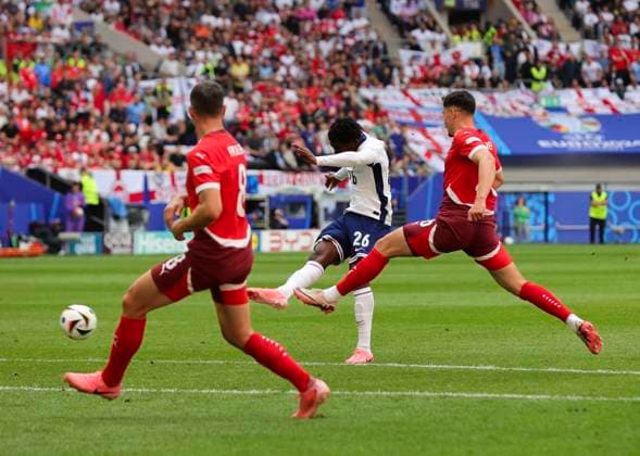 England v Switzerland UEFA EURO, EM, Europameisterschaft,Fussball 2024 Kobbie Mainoo of England has a shot at goal during the UEFA Euro 2024 match at Merkur Spiel-Arena, Düsseldorf UK Newspapers OUT Copyright: xPaulxChestertonx FIL-20329-0074