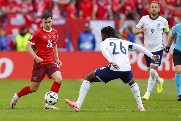 DUSSELDORF, Dusseldorf Arena ,06-07-2024 , European Football Championship Euro2024, round of 8 match no.48 between England and Switzerland, (L-R) Switzerland player Fabian Rieder, England player Kobbie Mainoo England - Switzerland (Euro2024)  x25694845x Copyright: