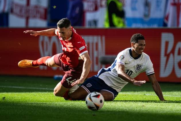 240706 Fabian Schär of Switzerland and Jude Bellingham of England during the UEFA EURO, EM, Europameisterschaft,Fussball 2024 Football Championship quarterfinal between England and Switzerland on July 6, 2024 in Düsseldorf. Photo: Mathias Bergeld BILDBYRAN kod MB MB0943 fotboll football soccer fotball fotbolls-em europamästerskap em uefa euro uefa european football championship euro 2024 kvartsfinal quarterfinal quarterfinals england schweiz switzerland bbeng Copyright: MATHIASxBERGELD BB240706MB043