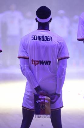 Länderspiel Deutschland vs. Frankreich iin der Lanxess Arena Köln Vorbereitung auf die Olympischen Sommerspiele Hier: Dennis Schröder mit Deutschland-Fahne bei Nationalhymne vor dem Spiel