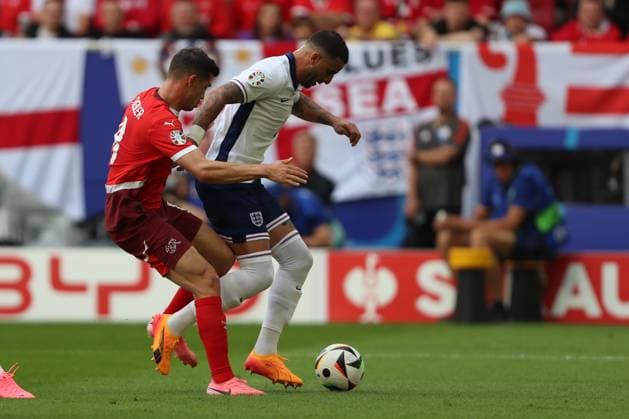 Remo Freuler (Switzerland) und Kyle Walker (England) im Zweikampf, UEFA EURO, EM, Europameisterschaft,Fussball 2024 - Quarter-final, England vs Switzerland, Arena Düsseldorf am 06. July 2024 in Düsseldorf, Deutschland. (Foto von Oliver Kaelke DeFodi Images) Remo Freuler (Switzerland) und Kyle Walker (England) battle for the ball, UEFA EURO 2024 - Quarter-final, England vs Switzerland, Arena Dusseldorf on July 6, 2024 in Dusseldorf, Germany. (Photo by Oliver Kaelke DeFodi Images) Defodi-678_2024_07_06_OK_ENGSUI_0945