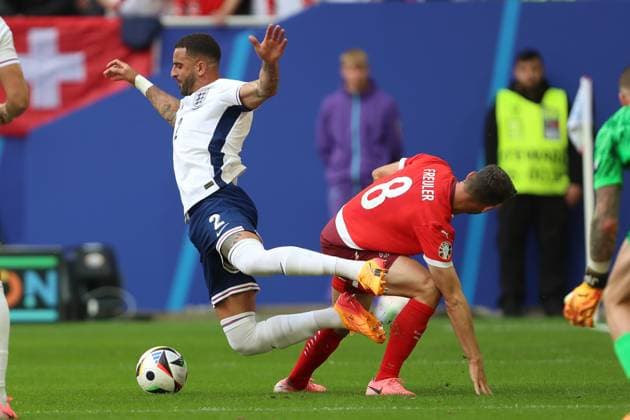 Sport Bilder des Tages Kyle Walker (England) und Remo Freuler (Switzerland) im Zweikampf, UEFA EURO, EM, Europameisterschaft,Fussball 2024 - Quarter-final, England vs Switzerland, Arena Düsseldorf am 06. July 2024 in Düsseldorf, Deutschland. (Foto von Oliver Kaelke DeFodi Images) Kyle Walker (England) und Remo Freuler (Switzerland) battle for the ball, UEFA EURO 2024 - Quarter-final, England vs Switzerland, Arena Dusseldorf on July 6, 2024 in Dusseldorf, Germany. (Photo by Oliver Kaelke DeFodi Images) Defodi-678_2024_07_06_OK_ENGSUI_0958